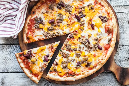 Пицца с моцареллой и говядиной в томатном соусе: рецепт шефа Пицца с моцареллой и говядиной в томатном соусе: рецепт шефа