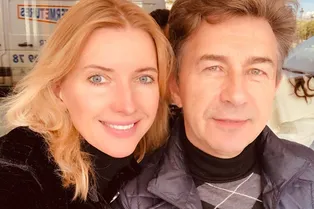 «Родила суррогатная мать?»: Валерий Сюткин заявил, что его жена похорошела