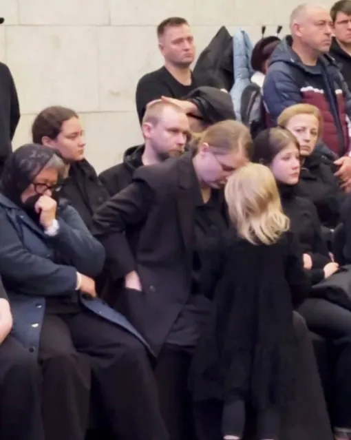 Мама Романа Попова, жена и младшая дочь на прощании с ним