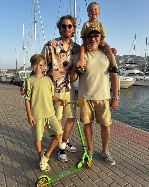 Владимир Пресняков с сыновьями на отдыхе