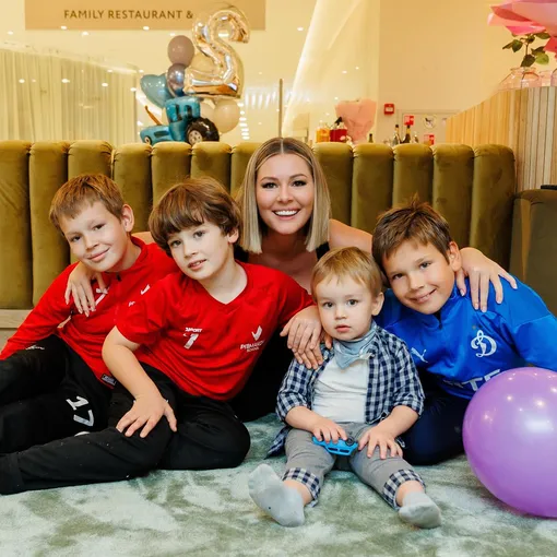 Мария Кожевникова с детьми