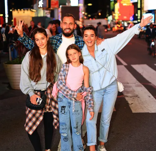 Ксения Бородина с дочерьми и мужем