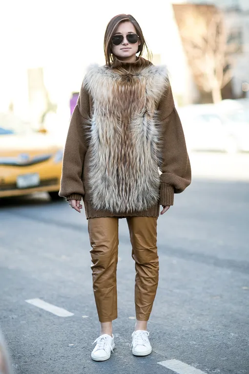 с чем носить кожаные брюки примеры