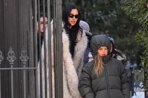 Ирину Шейк в шубе вместе с дочерью в куртке на улице Нью-Йорка сняли папарацци