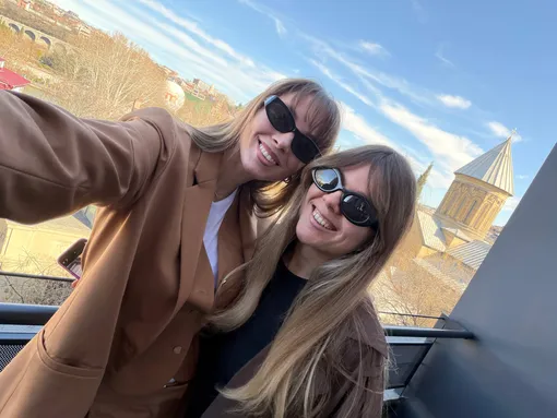 Полина Диброва встретилась с подругой в Грузии