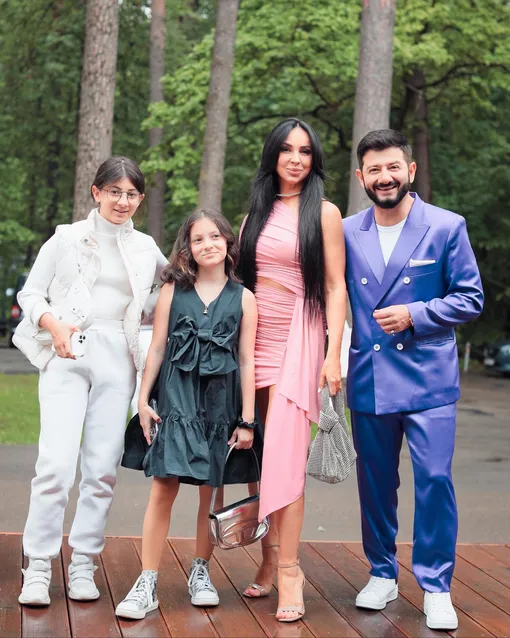Виктория и Михаил Галустяны с дочерьми