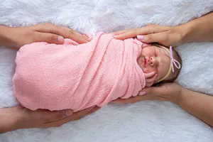 Кассир Ирина Скобкина приняла роды в машине на трассе в Калужской области: видео