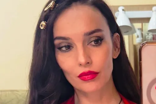 «Мой цвет родной»: звезда «Кармелиты» Юлия Зимина показала фигуру в алом платье с декольте «Мой цвет родной»: звезда «Кармелиты» Юлия Зимина показала фигуру в алом платье с декольте