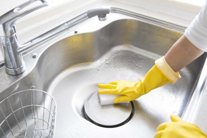 What to add to water to make your sink shine like new after washing