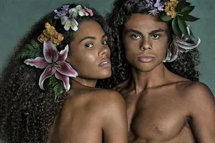 Провокация звезды: Тина Кунаки с голой грудью в объятиях брата изумила фанатов