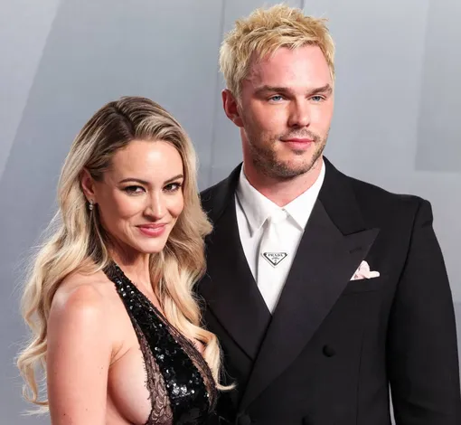 Брайана Холли с улыбкой позировала рядом с мужем