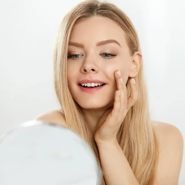 Проснуться без отеков: лайфхаки для тонуса лица, чтобы выглядеть отдохнувшей