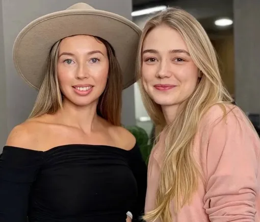 Ольга Дементьева покрасила волосы Оксаны Акиньшиной в светлый блонд