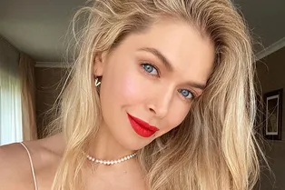 Звезда без бюстгальтера: Вера Брежнева в откровенном топе игриво обнажила плечо Звезда без бюстгальтера: Вера Брежнева в откровенном топе игриво обнажила плечо