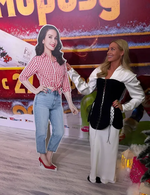 Кристина Асмус возле макета с изображением Натальи Орейро