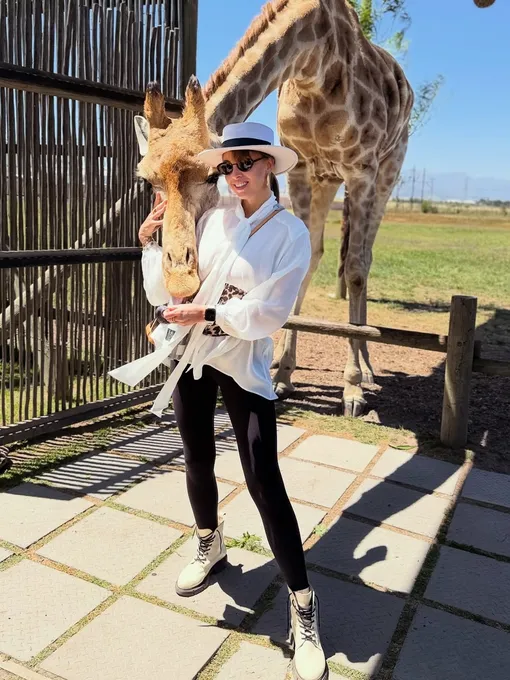 Полина Диброва кормит жирафов в Африке Полина Диброва кормит жирафов в Африке