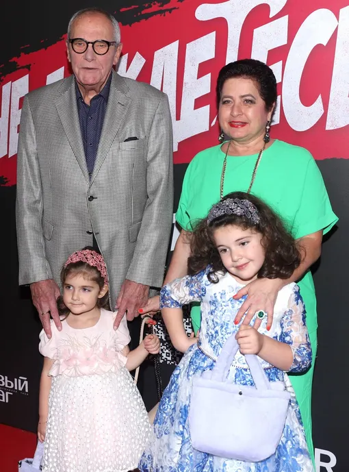 Эммануил Виторган с супругой и дочерьми