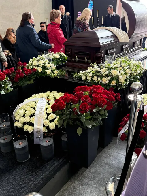 Родственники Анатолия Кашпировского у его гроба Родственники Анатолия Кашпировского у его гроба