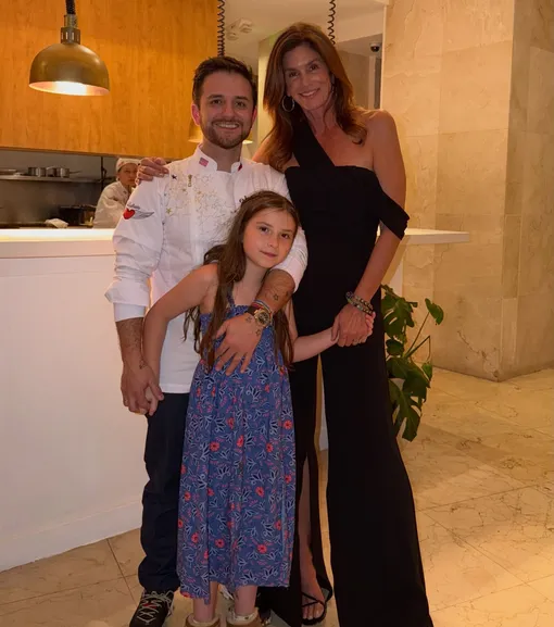 Синди Кроуфорд отпраздновала 60-летие с друзьями в ресторане Синди Кроуфорд отпраздновала 60-летие с друзьями в ресторане