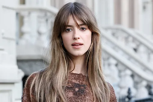 Дейзи Эдгар-Джонс показала один из самых непринужденных вариантов челки-шторки Дейзи Эдгар-Джонс показала один из самых непринужденных вариантов челки-шторки