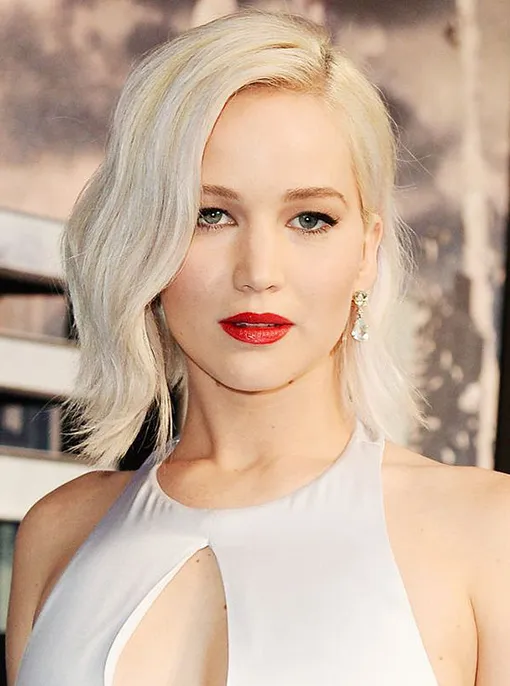 С ассиметричным бобом на платиновые волосы девушка выглядит хрупкой, это сексуальная прическа, потому что девушку хочется оберегать самые сексуальные прически