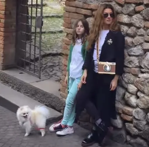 Жанна Бадоева с дочерью и домашним любимцем