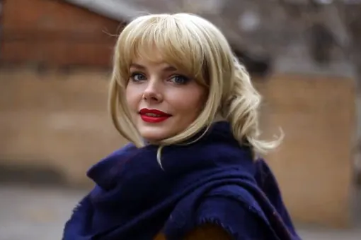 Елизавета Боярская предстала в образе роковой блондинки