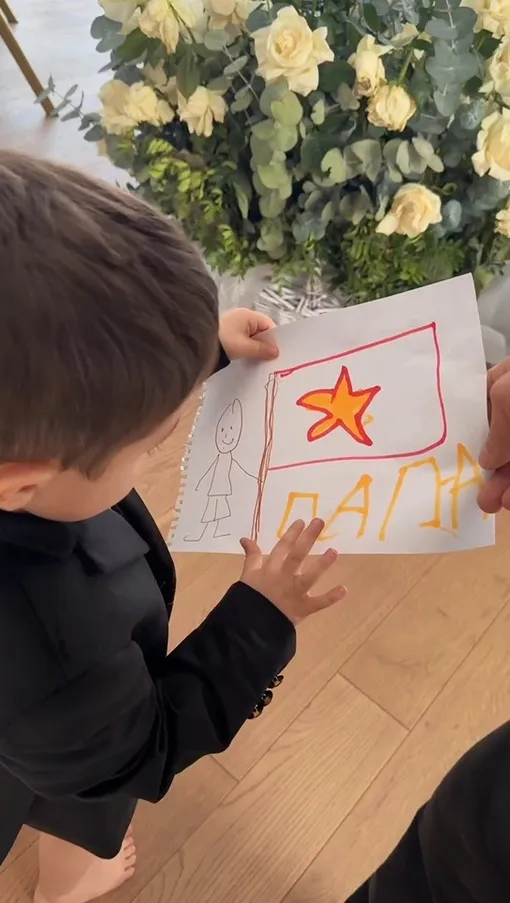 Микаэль уже знает буквы и учится читать