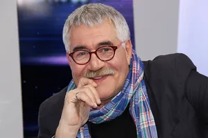 Ударился головой о гранитную плиту: актер сериалов и телеведущий Юрий Дормидонтов упал с самоката в прямом эфире — видео Ударился головой о гранитную плиту: актер сериалов и телеведущий Юрий Дормидонтов упал с самоката в прямом эфире — видео