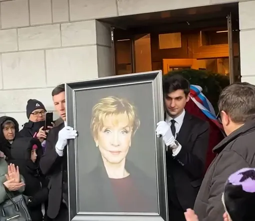 Вначале из театра вынесли большой портрет актрисы Вначале из театра вынесли большой портрет актрисы