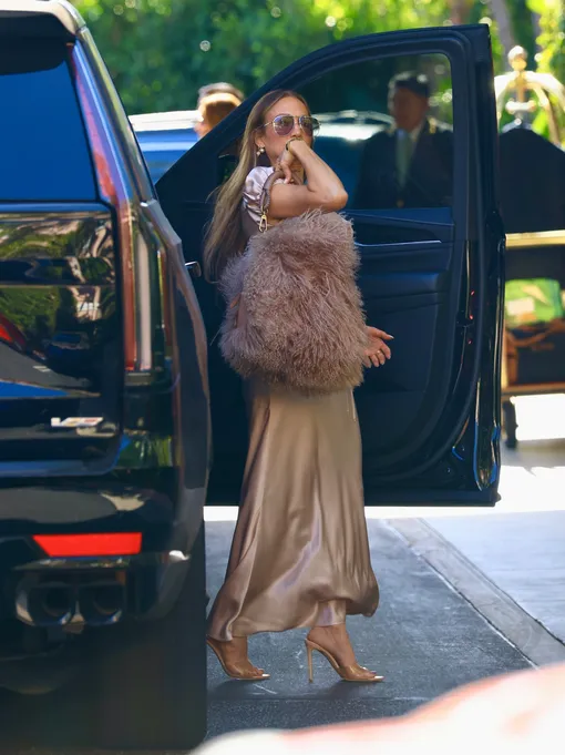 Дженнифер Лопес появилась на публике в элегантном наряде Дженнифер Лопес появилась на публике в элегантном наряде