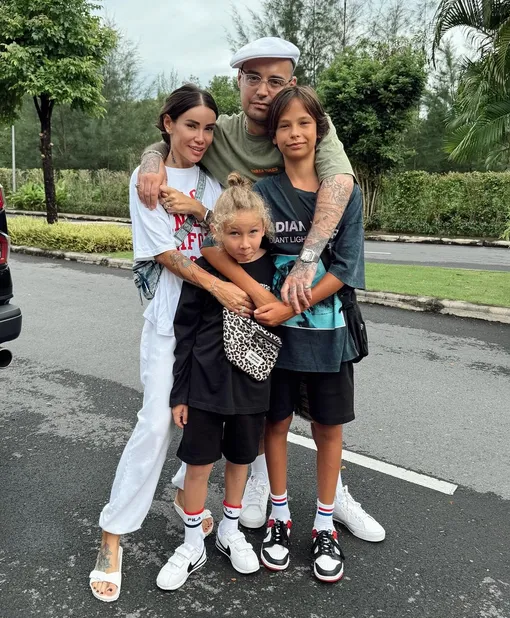 Айза с Гуфом, сыновьями Сэмом и Элвисом