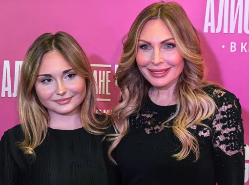 Мария вместе с мамой Натальей Бочкаревой на премьере фильма «Алиса в Стране чудес» Мария вместе с мамой Натальей Бочкаревой на премьере фильма «Алиса в Стране чудес»