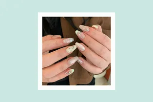 Ногти в пайетках — новый хит из Кореи: 13 идей сверкающего маникюра, который нужно попробовать весной