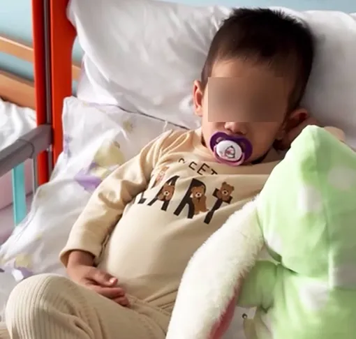 Двухлетний Мохаммад Яздан до сих пор проходит лечение