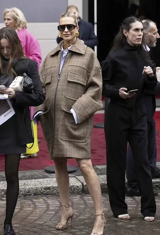 Поппи Делевинь надела короткое пальто