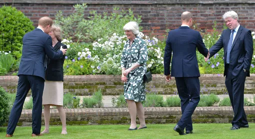 Принцы Гарри и Уильям с сестрами и братом покойной мамы Принцы Гарри и Уильям с сестрами и братом покойной мамы