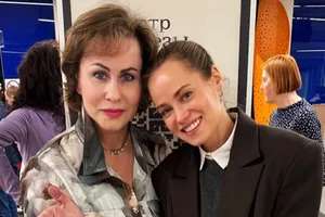 «С моей чудесной Катюшей»: мама Гарика Харламова появилась в театре вместе с его женой