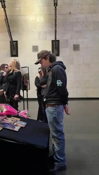 Нажми и смотри