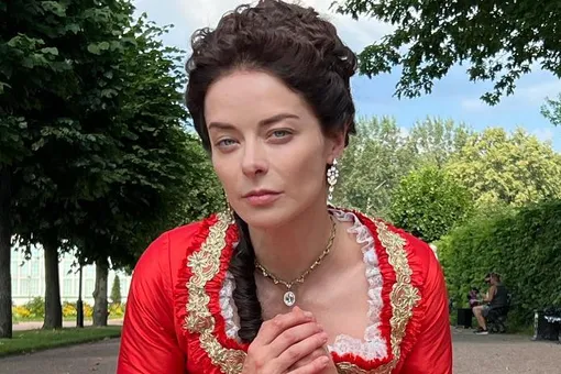 «Императрица без выходных»: Марина Александрова едва не засветила грудь в пикантном пеньюаре «Императрица без выходных»: Марина Александрова едва не засветила грудь в пикантном пеньюаре