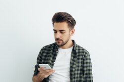 Нет, не «Тиндер»! Это невинное приложение на телефоне выдает изменщика