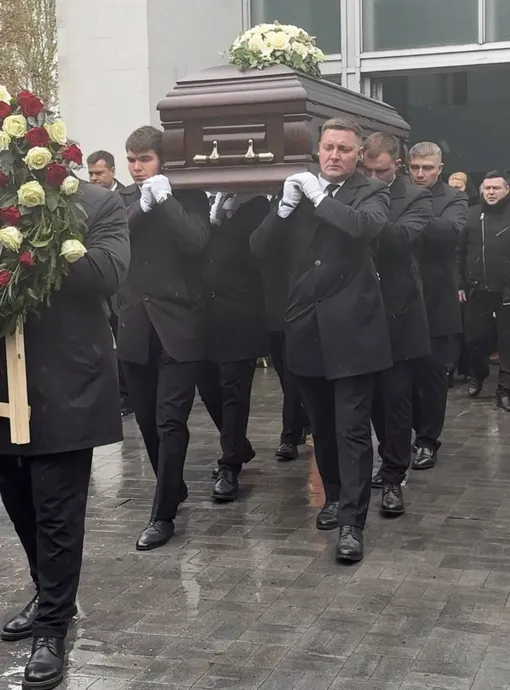 Гроб с телом Алексея Пиманова вынесли из траурного зала Троекуровского кладбища