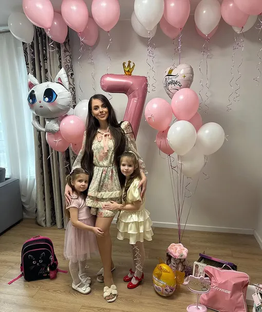 Ольга Рапунцель с дочерьми Софией и Василисой