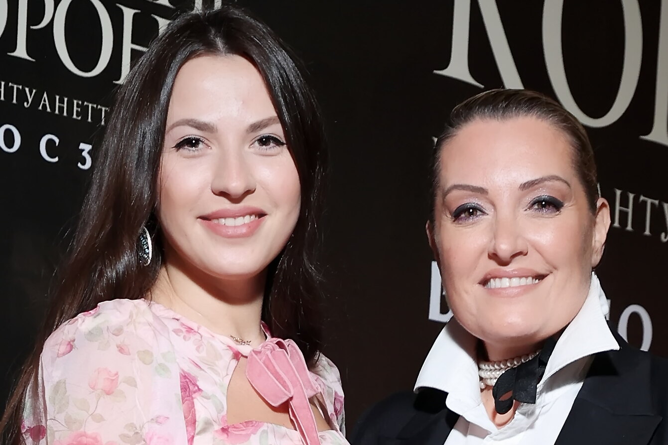 «Вымолили мы ее!»: Евгения Ахременко появилась в компании жены бывшего мужа Константина Соловьева на премьере фильма