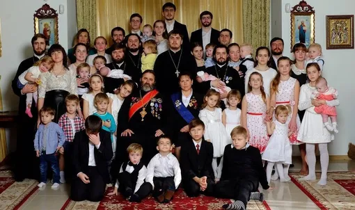 Супруги Осяк воспитали десять девочек и восемь мальчиков. У Надежды также остались 62 внука и правнука