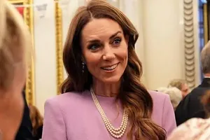 Кейт Миддлтон в лиловом платье и с ожерельем покойной королевы Елизаветы II посетила прием в Букингемском дворце