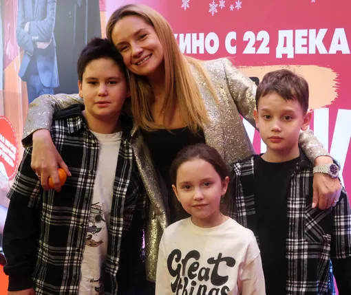 Ольг Сухарева с детьми Агаты Муцениеце и своим сыном Ольг Сухарева с детьми Агаты Муцениеце и своим сыном