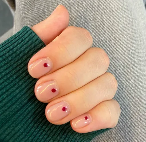 Модный весенний маникюр в марте-2026 не терпит перегруженности