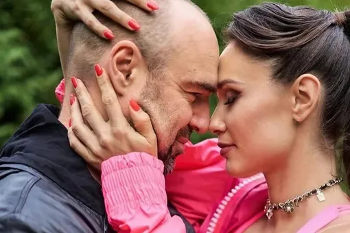 «Я не могу выехать за границу со своими детьми»: Елена Товстик заявила, что бывший муж с любовницей ее унижают «Я не могу выехать за границу со своими детьми»: Елена Товстик заявила, что бывший муж с любовницей ее унижают