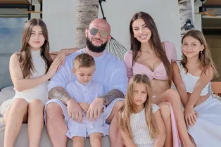 «Я теперь вижу их насквозь»: Оксана Самойлова в откровенном наряде цвета Барби снялась с мужем и детьми на Мальдивах «Я теперь вижу их насквозь»: Оксана Самойлова в откровенном наряде цвета Барби снялась с мужем и детьми на Мальдивах